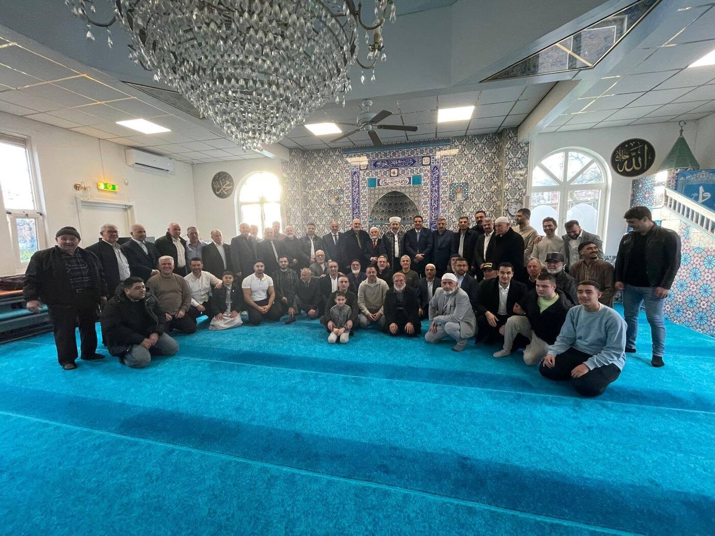 De gebedsruimte van de moskee met de gemeenschap, de kroonluchter, İznik-tegels en kalligrafie