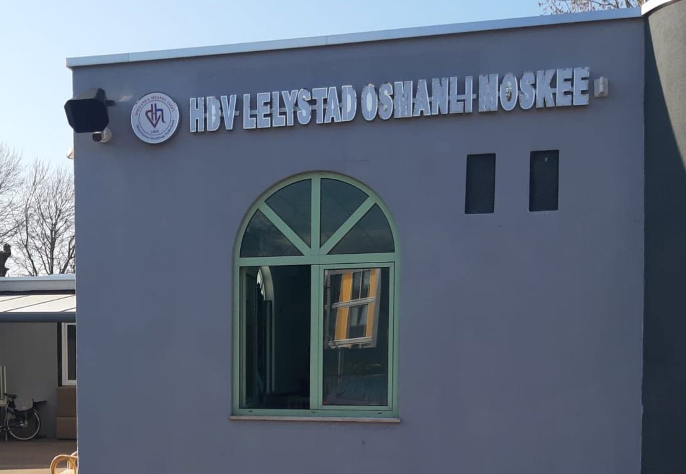 Het naambord HDV Lelystad Osmanlı Moskee op de gevel