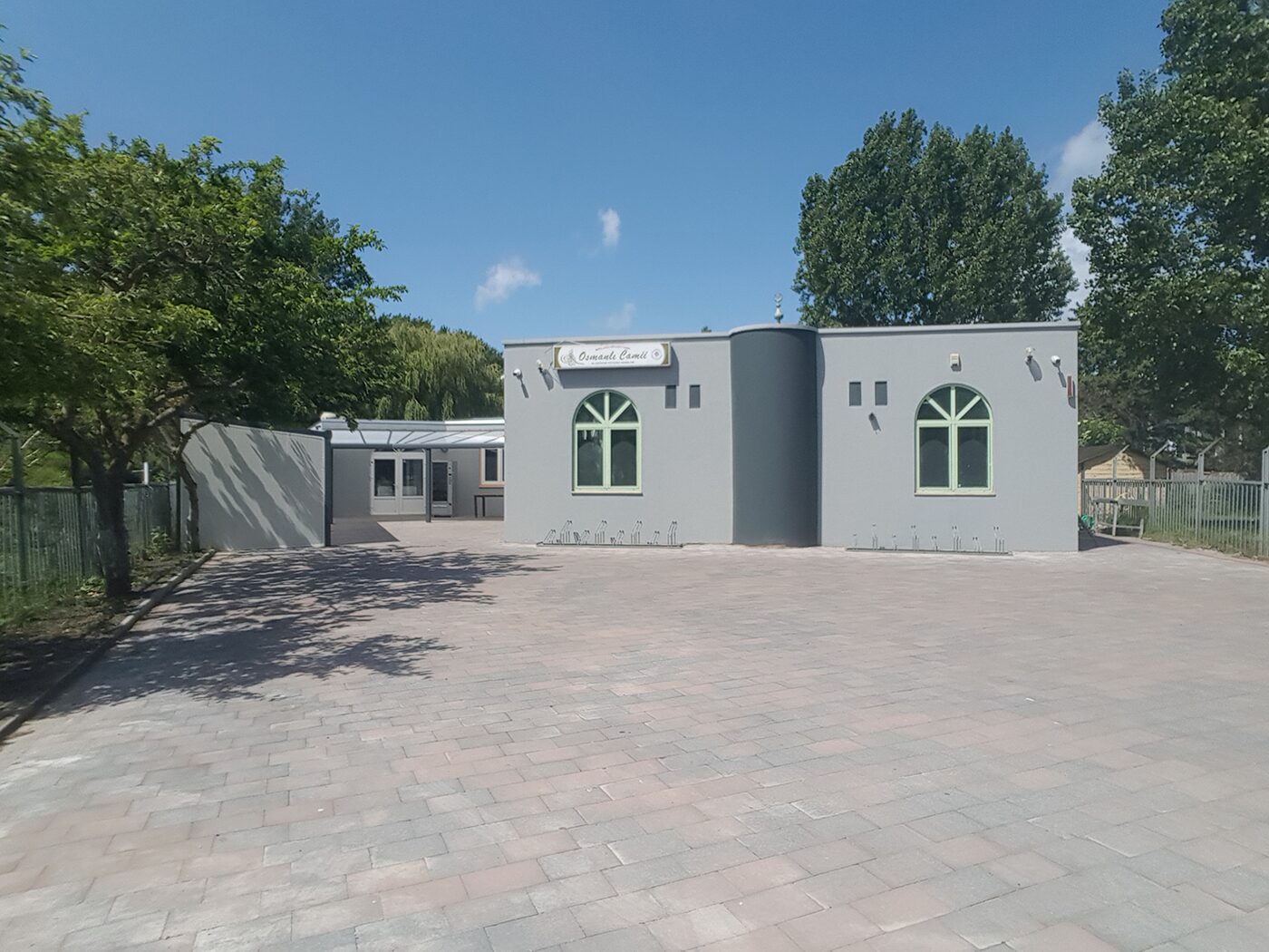 Het gebouw van HDV Lelystad Osmanlı Camii aan de Zuiderzeelaan op een zonnige dag, met het plein ervoor