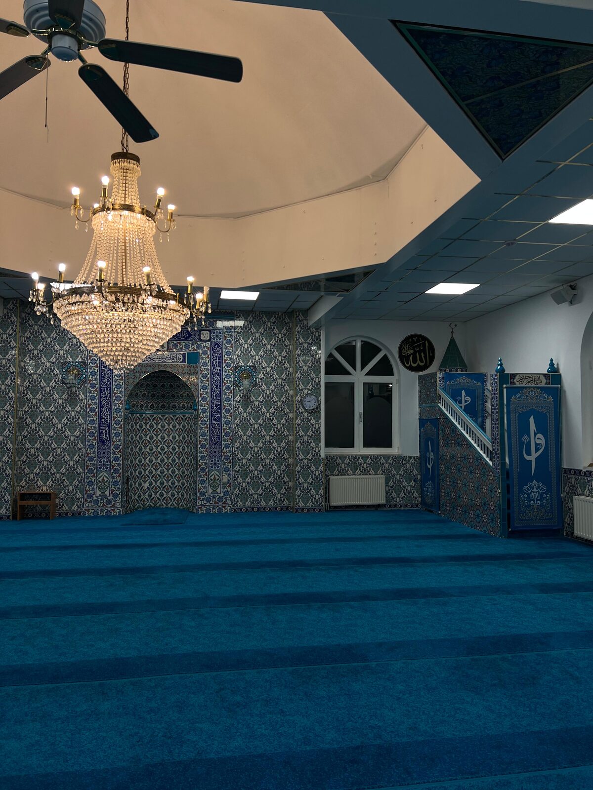 De gebedsruimte met de mihrab van İznik-tegels, de minbar en de kroonluchter