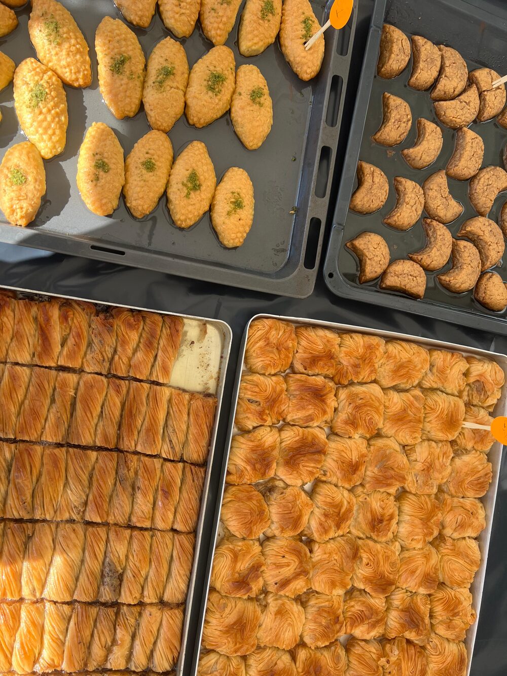 Bakplaten vol baklava, şekerpare en kurabiye op de kermes